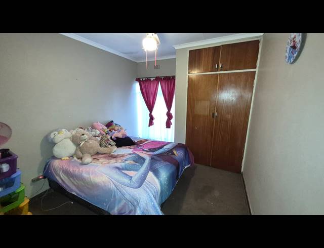 3 BEDROOM HOUSE TO LET IN MODEL PARK